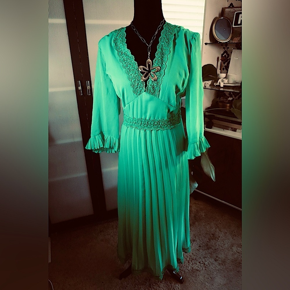 Curve Lace Trim Pleated Midi Dress - Picture 2 of 9